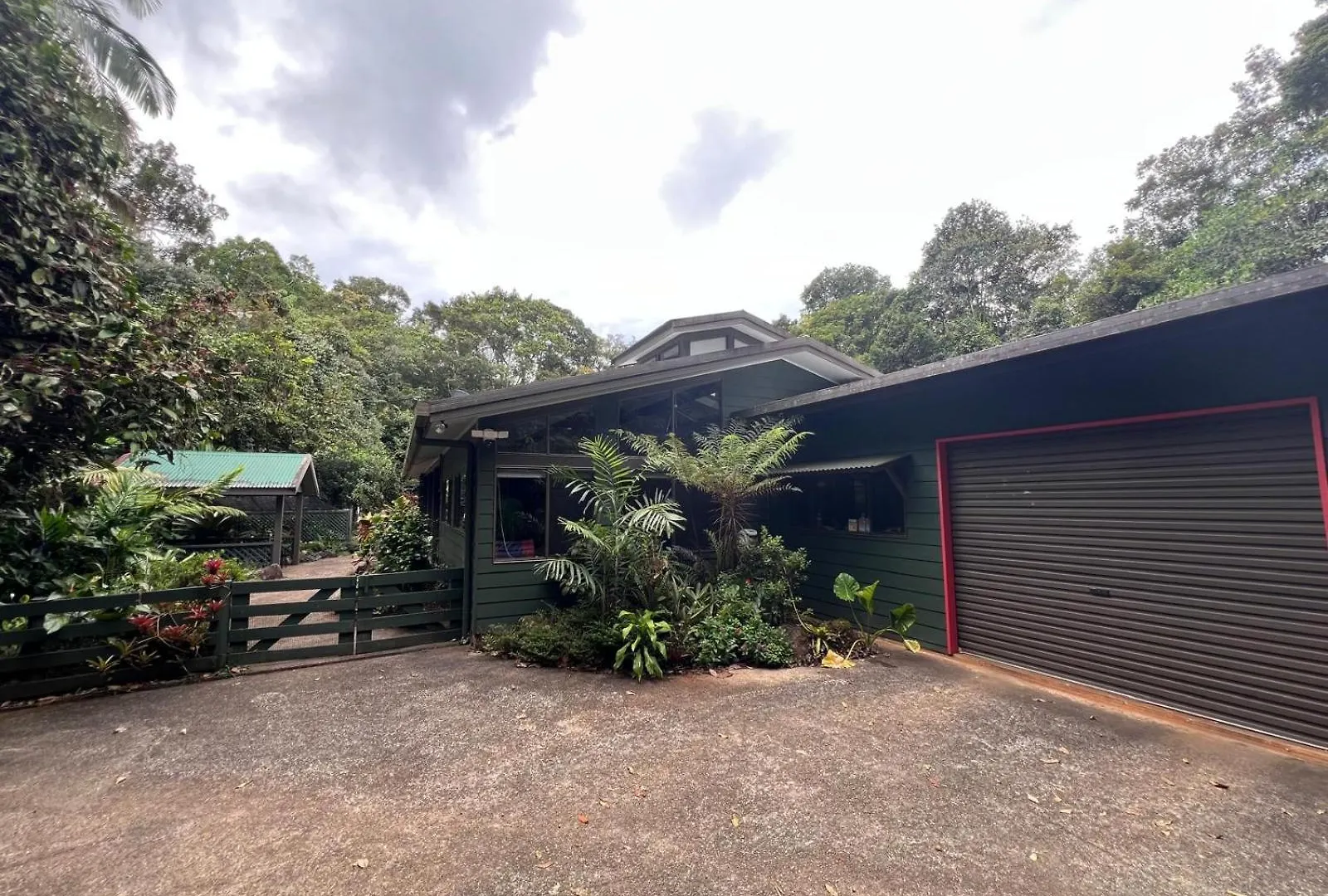 Riflebird Lodge Topaz